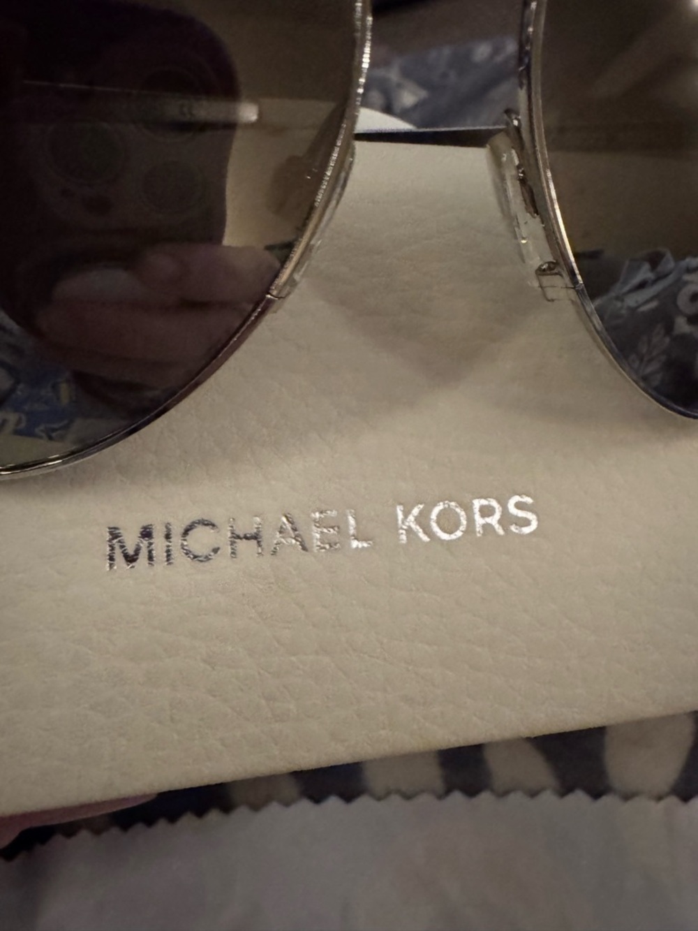 EUC Michael Kors Women's
Chelsea aviator sunglasses (model
MK5004) - Picture 3 of 10